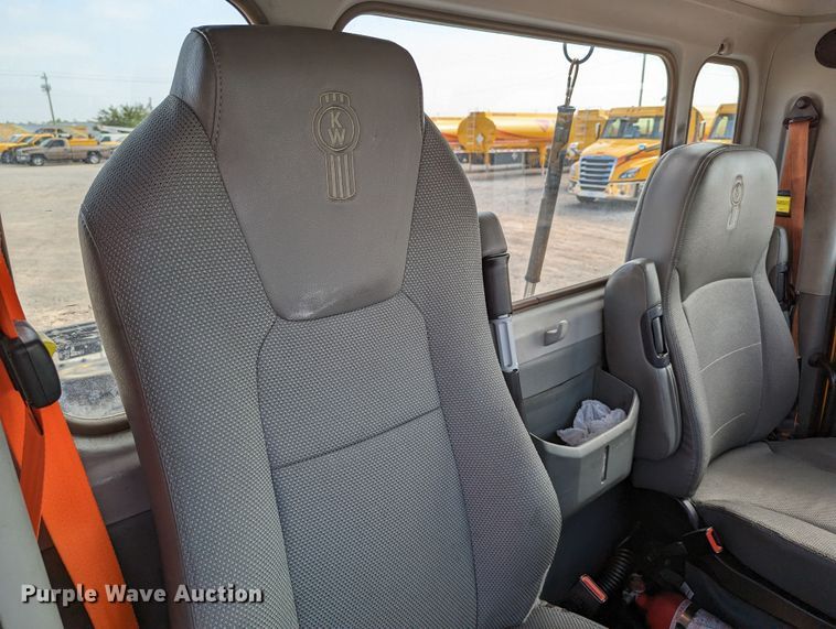 image for item MN9978 2019 Kenworth T680  semi truck