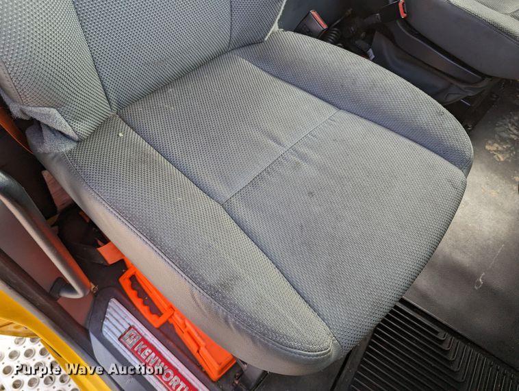 image for item MN9978 2019 Kenworth T680  semi truck