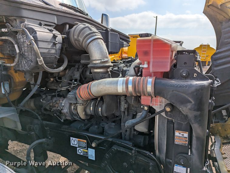 image for item MN9978 2019 Kenworth T680  semi truck