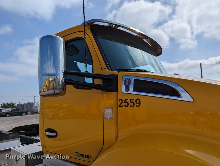 image for item MN9978 2019 Kenworth T680  semi truck