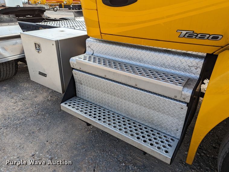 image for item MN9978 2019 Kenworth T680  semi truck