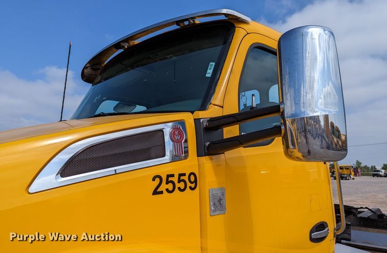 image for item MN9978 2019 Kenworth T680  semi truck