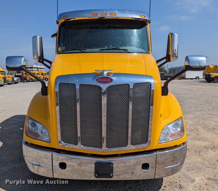 image for item MN9979 2019 Peterbilt 579  semi truck