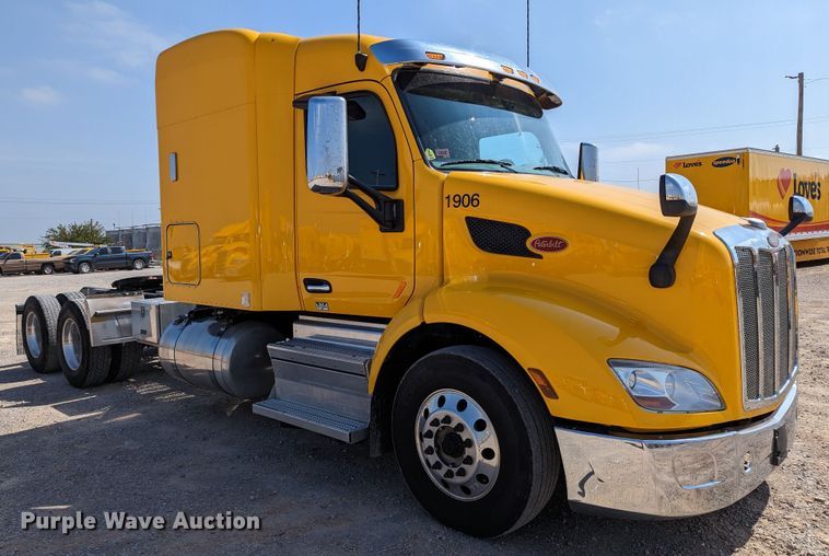 image for item MN9979 2019 Peterbilt 579  semi truck