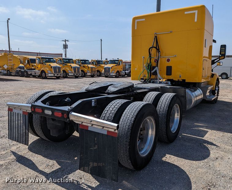 image for item MN9979 2019 Peterbilt 579  semi truck
