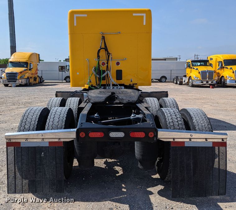 image for item MN9979 2019 Peterbilt 579  semi truck