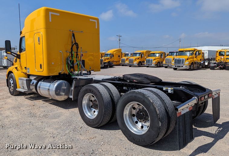 image for item MN9979 2019 Peterbilt 579  semi truck
