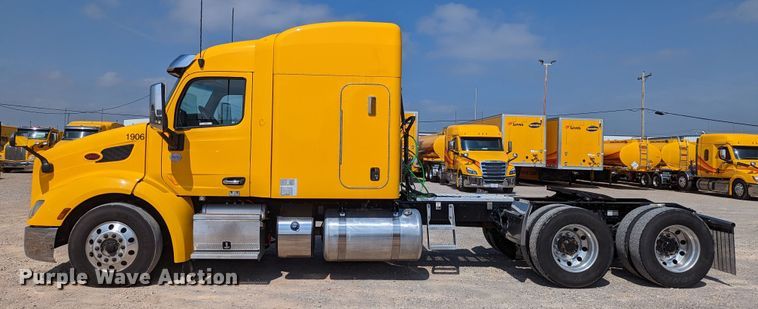 image for item MN9979 2019 Peterbilt 579  semi truck