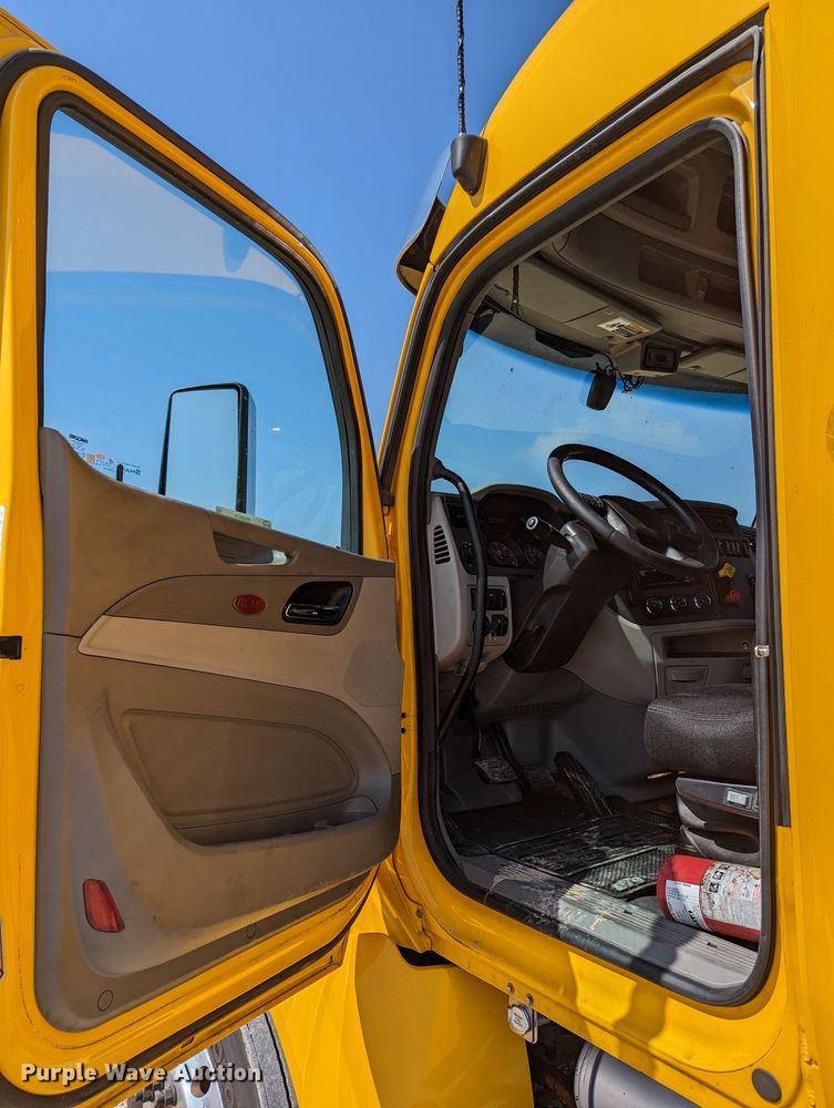image for item MN9979 2019 Peterbilt 579  semi truck