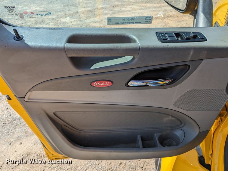 image for item MN9979 2019 Peterbilt 579  semi truck