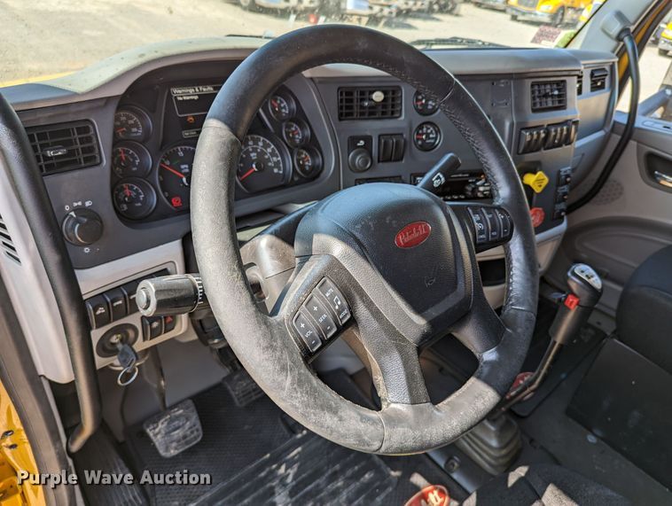 image for item MN9979 2019 Peterbilt 579  semi truck