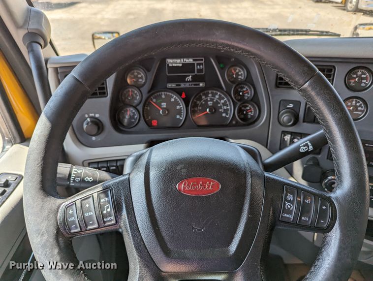 image for item MN9979 2019 Peterbilt 579  semi truck