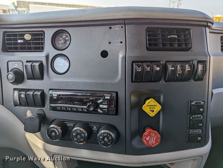 image for item MN9979 2019 Peterbilt 579  semi truck