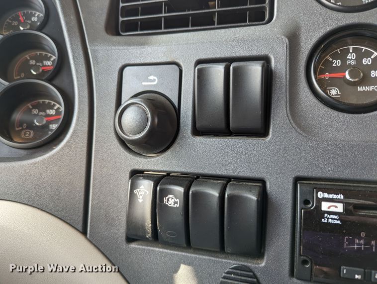 image for item MN9979 2019 Peterbilt 579  semi truck