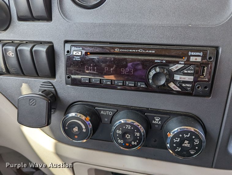 image for item MN9979 2019 Peterbilt 579  semi truck