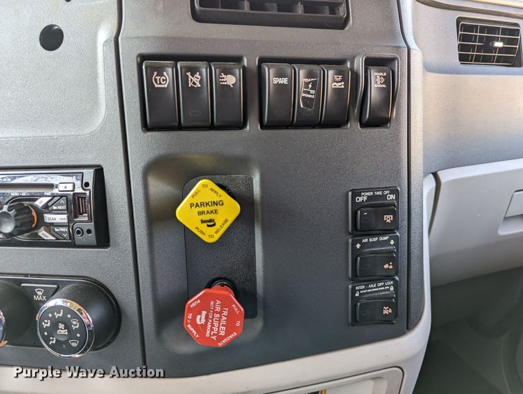 image for item MN9979 2019 Peterbilt 579  semi truck