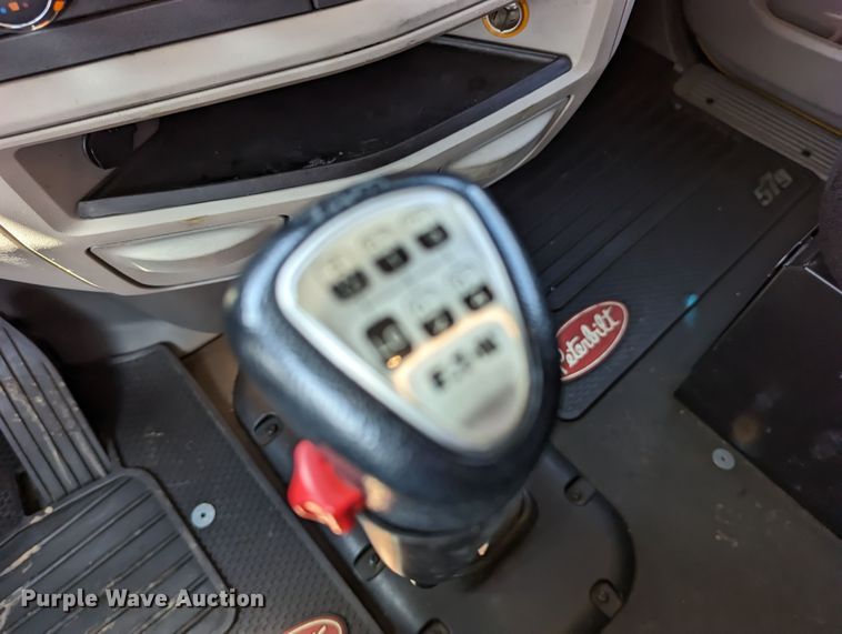 image for item MN9979 2019 Peterbilt 579  semi truck