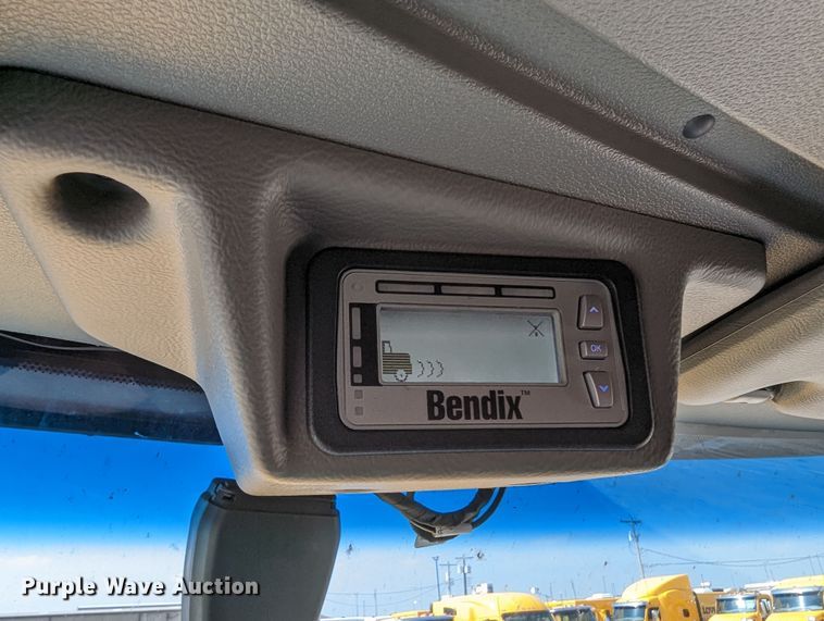 image for item MN9979 2019 Peterbilt 579  semi truck