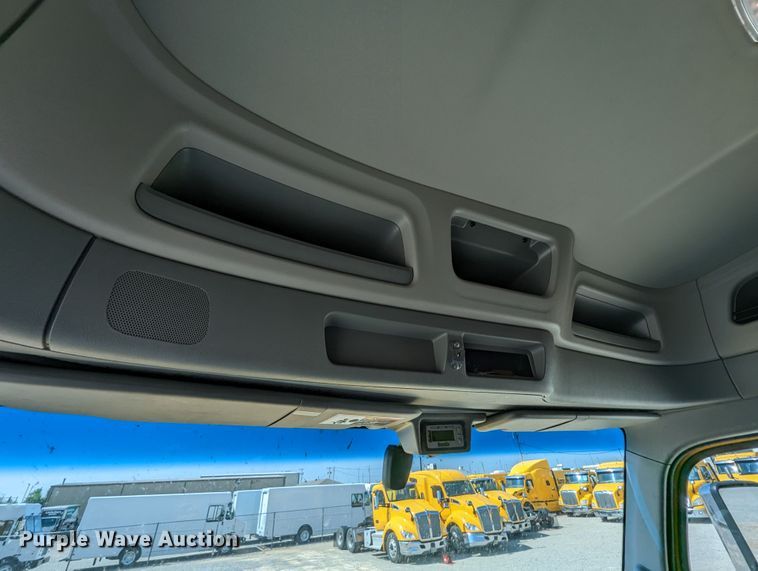 image for item MN9979 2019 Peterbilt 579  semi truck