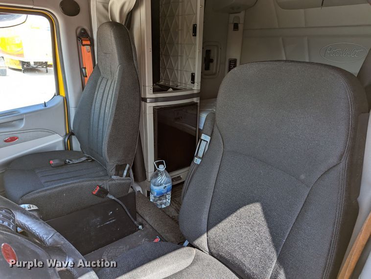 image for item MN9979 2019 Peterbilt 579  semi truck