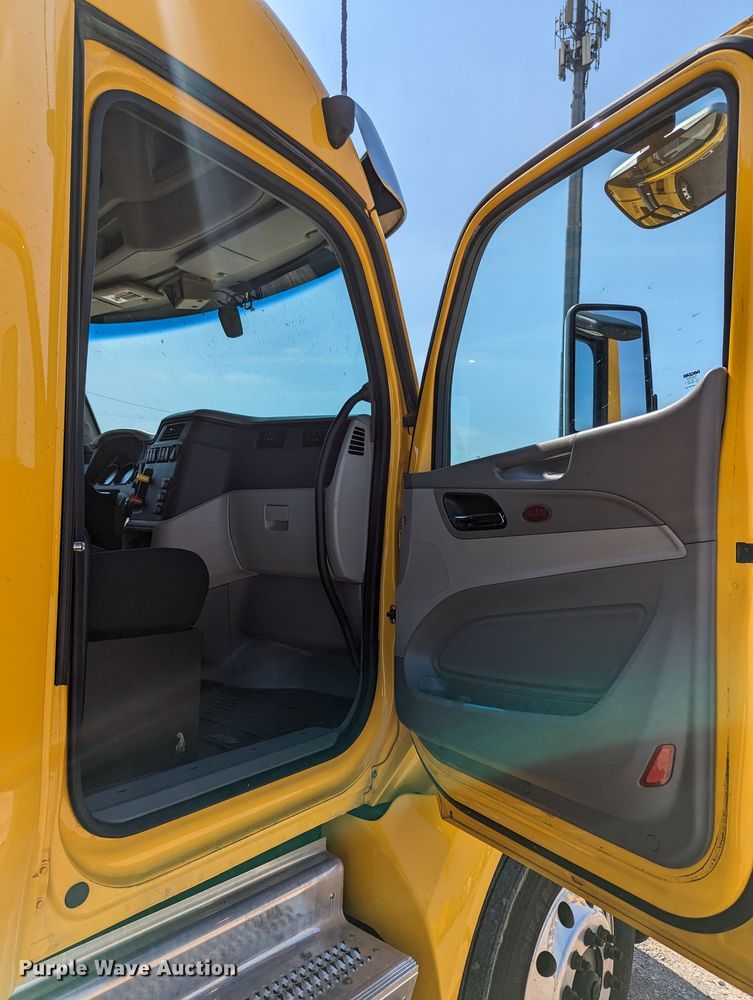 image for item MN9979 2019 Peterbilt 579  semi truck