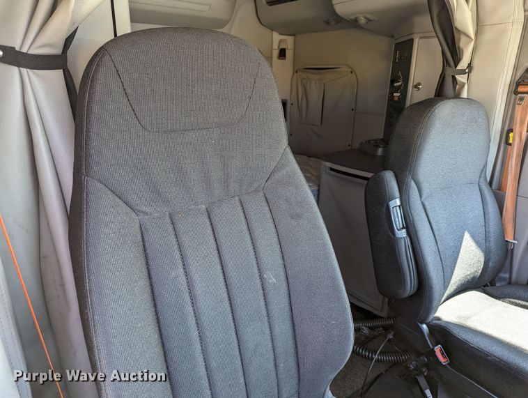 image for item MN9979 2019 Peterbilt 579  semi truck