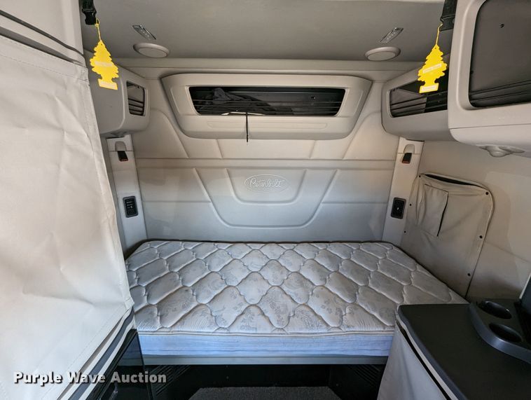 image for item MN9979 2019 Peterbilt 579  semi truck