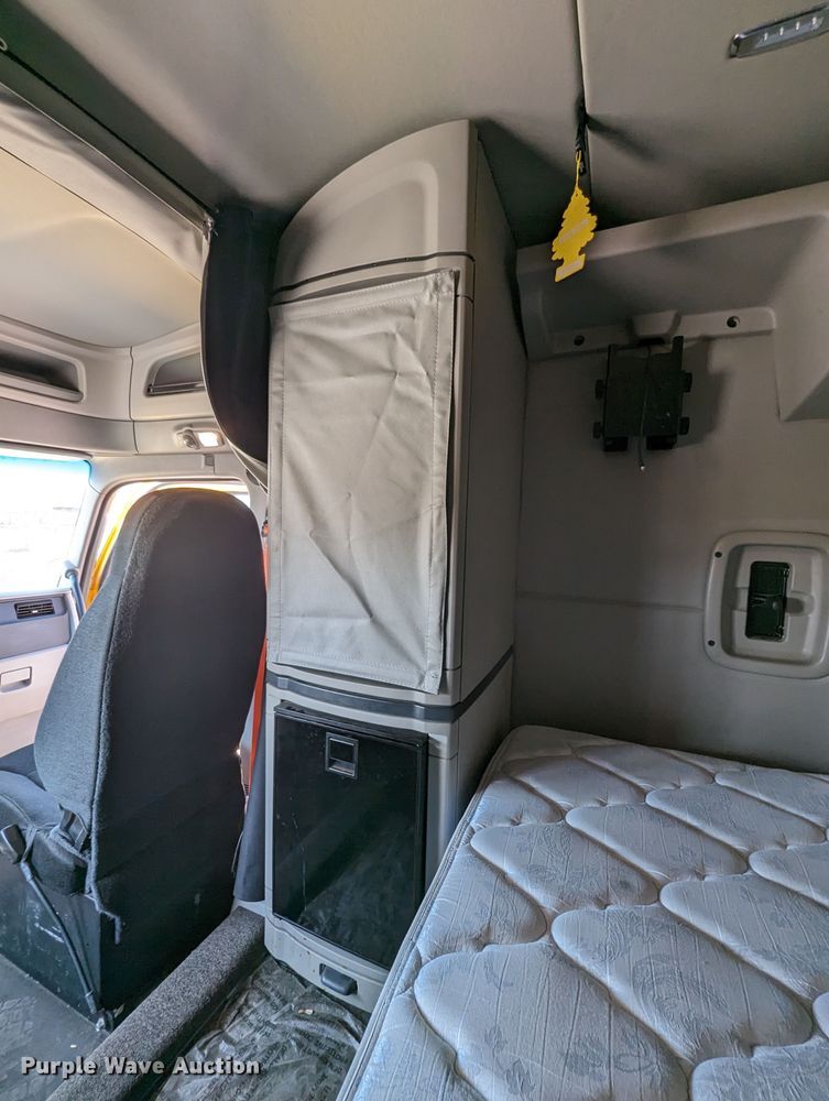 image for item MN9979 2019 Peterbilt 579  semi truck