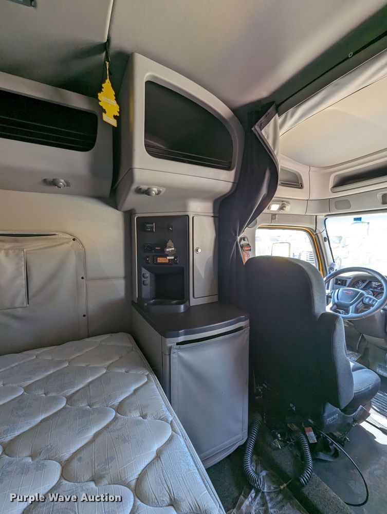 image for item MN9979 2019 Peterbilt 579  semi truck