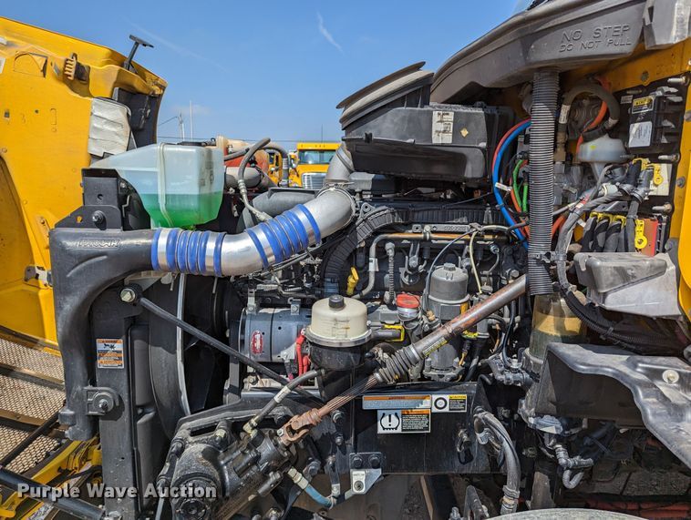 image for item MN9979 2019 Peterbilt 579  semi truck