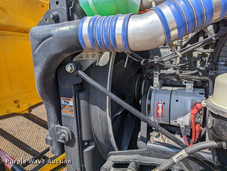 image for item MN9979 2019 Peterbilt 579  semi truck