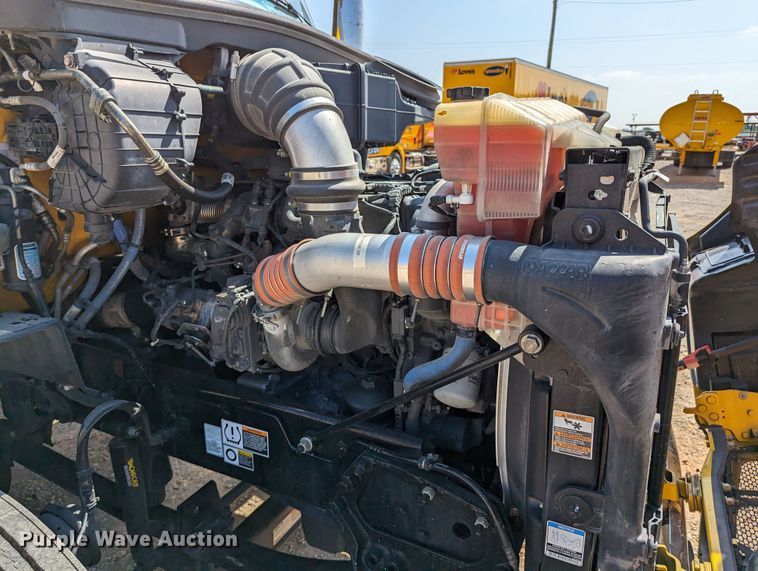 image for item MN9979 2019 Peterbilt 579  semi truck