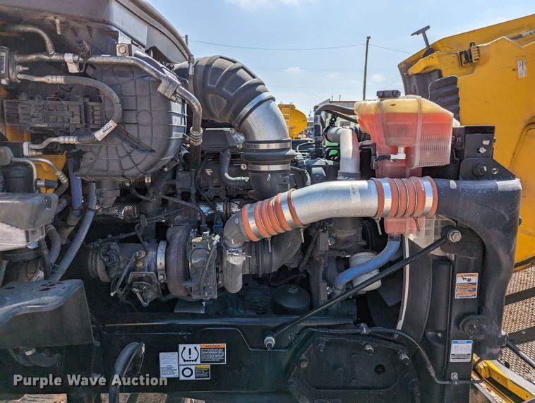 image for item MN9979 2019 Peterbilt 579  semi truck