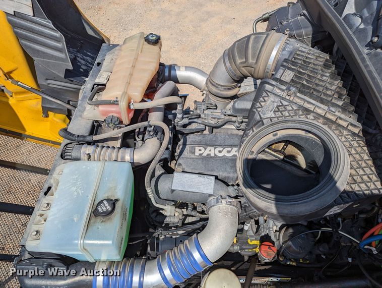 image for item MN9979 2019 Peterbilt 579  semi truck