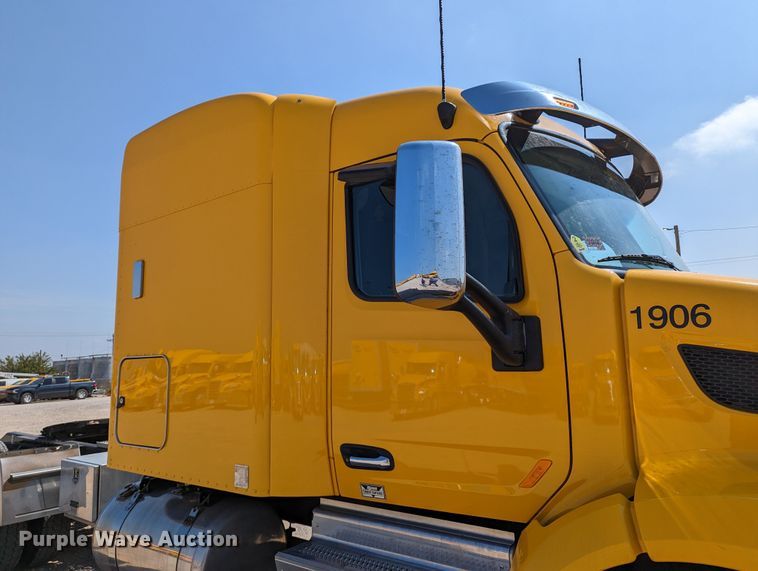 image for item MN9979 2019 Peterbilt 579  semi truck