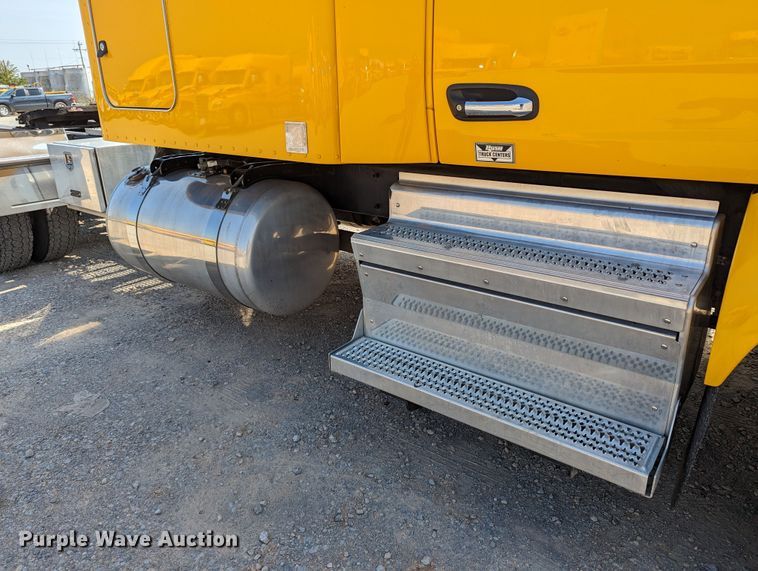 image for item MN9979 2019 Peterbilt 579  semi truck