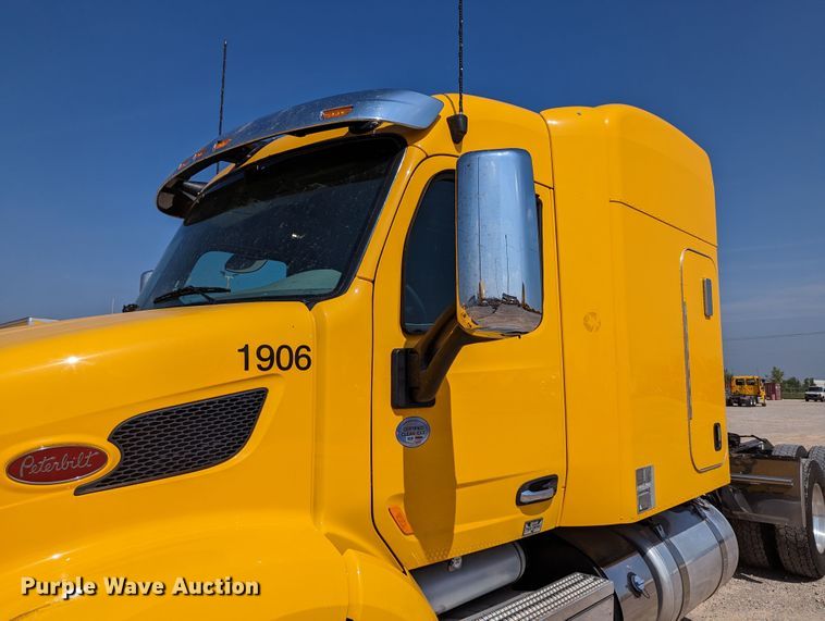 image for item MN9979 2019 Peterbilt 579  semi truck
