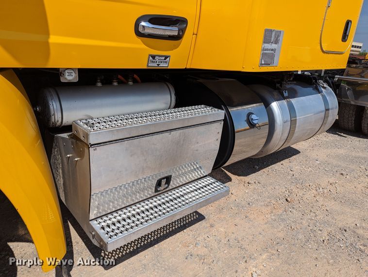 image for item MN9979 2019 Peterbilt 579  semi truck