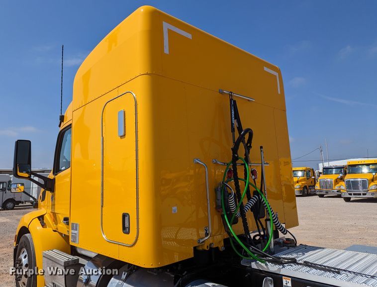 image for item MN9979 2019 Peterbilt 579  semi truck