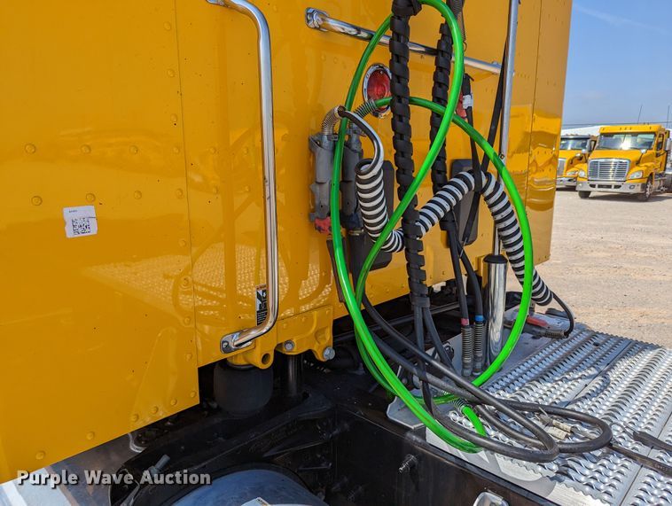 image for item MN9979 2019 Peterbilt 579  semi truck