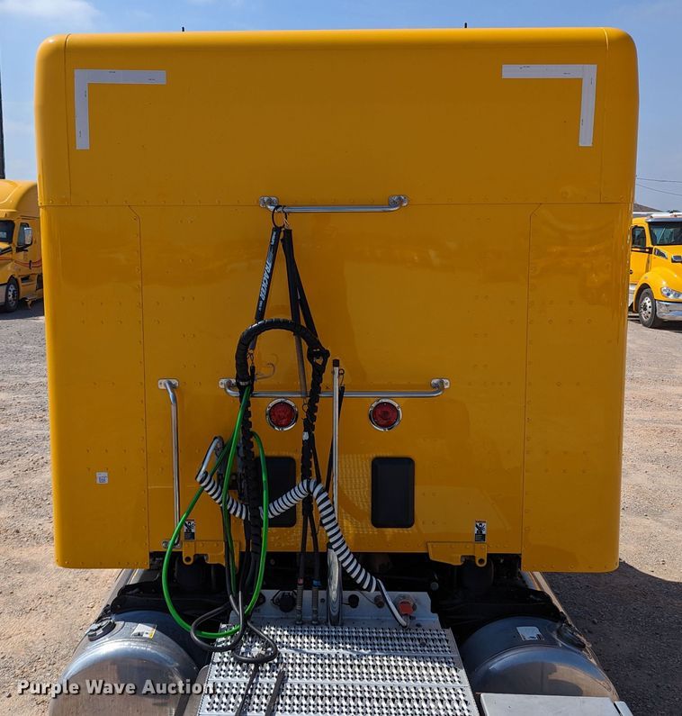 image for item MN9979 2019 Peterbilt 579  semi truck