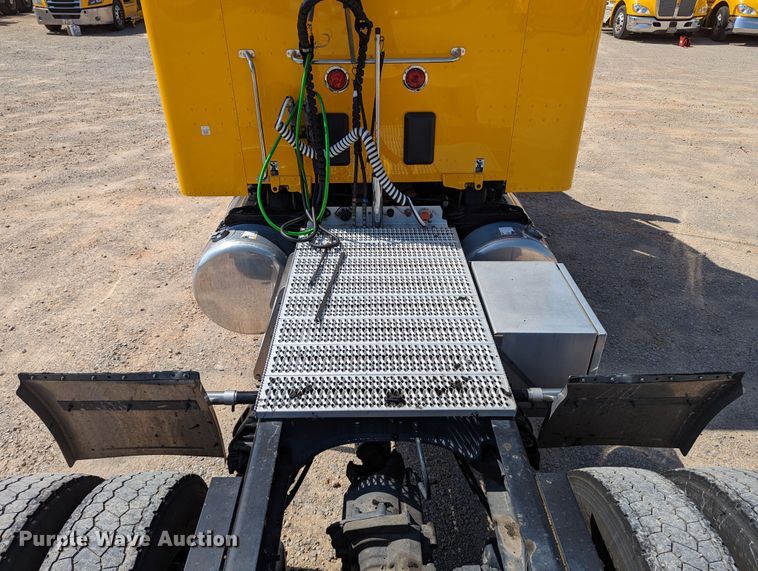 image for item MN9979 2019 Peterbilt 579  semi truck