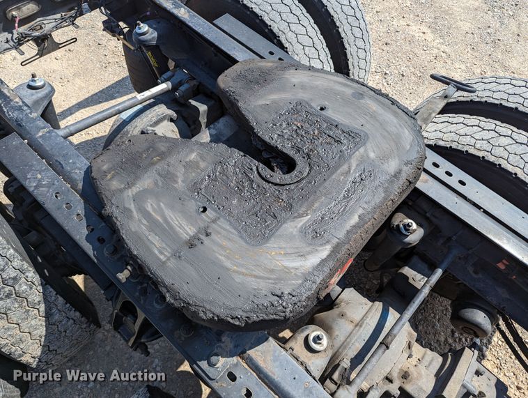 image for item MN9979 2019 Peterbilt 579  semi truck