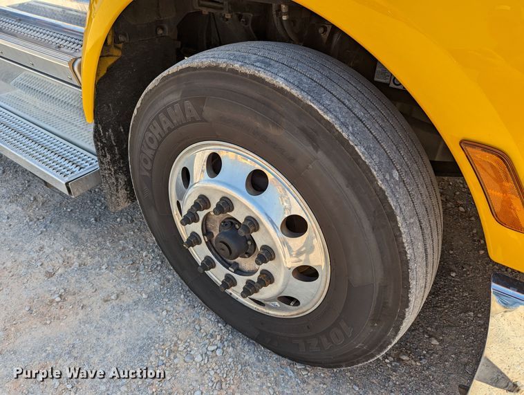 image for item MN9979 2019 Peterbilt 579  semi truck