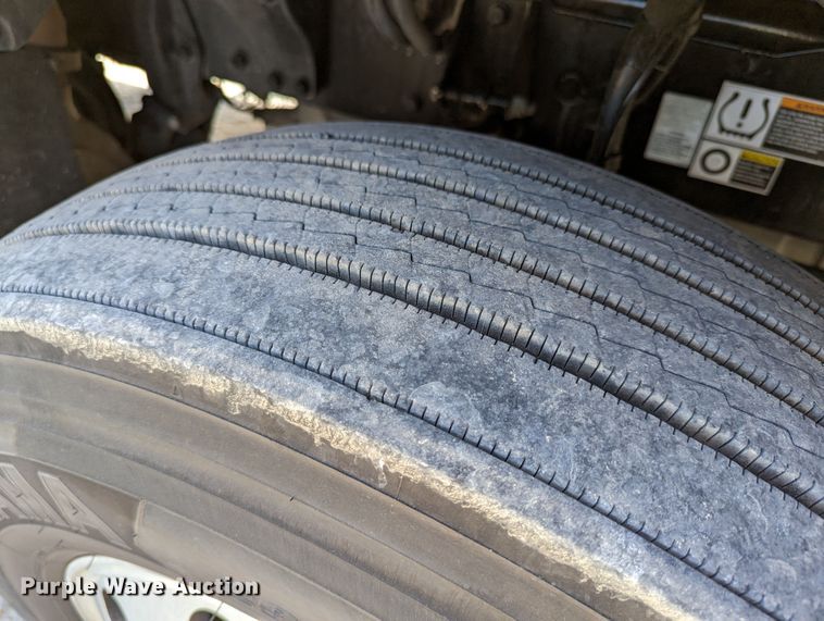 image for item MN9979 2019 Peterbilt 579  semi truck