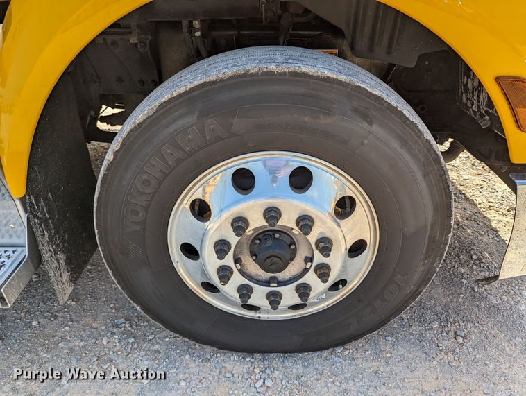 image for item MN9979 2019 Peterbilt 579  semi truck