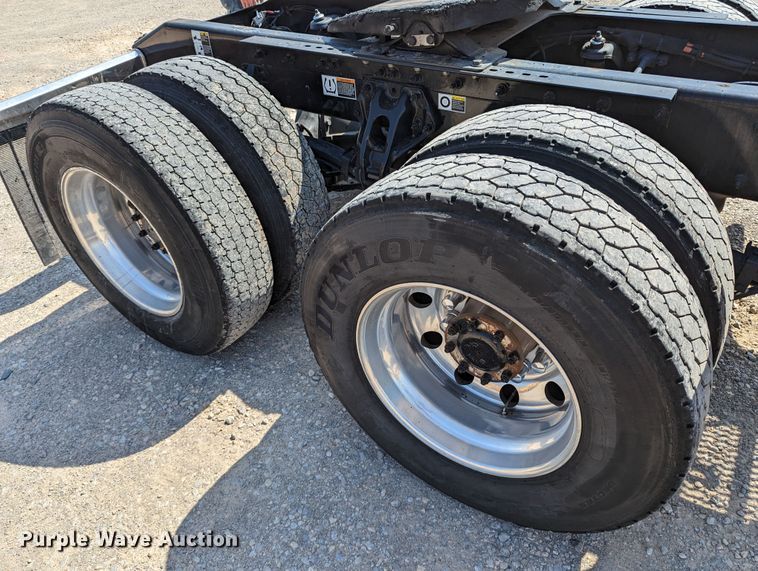 image for item MN9979 2019 Peterbilt 579  semi truck