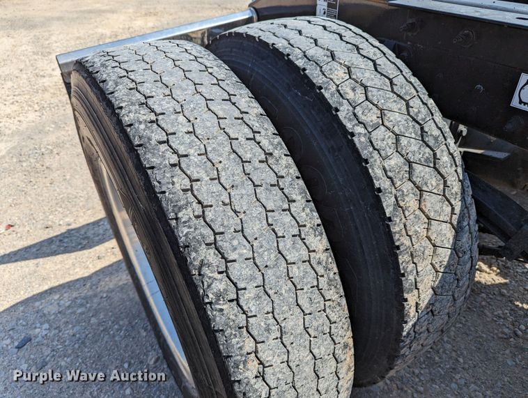 image for item MN9979 2019 Peterbilt 579  semi truck