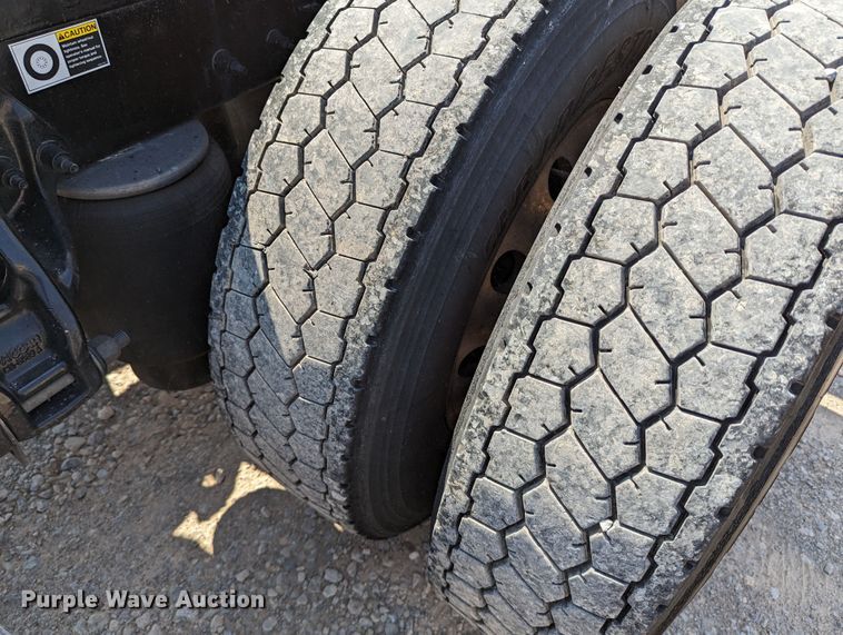 image for item MN9979 2019 Peterbilt 579  semi truck