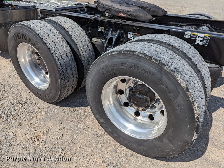 image for item MN9979 2019 Peterbilt 579  semi truck